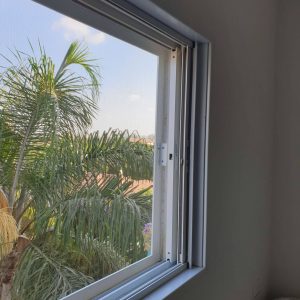 מסגרת עם רשת שקופה פיברגלאס